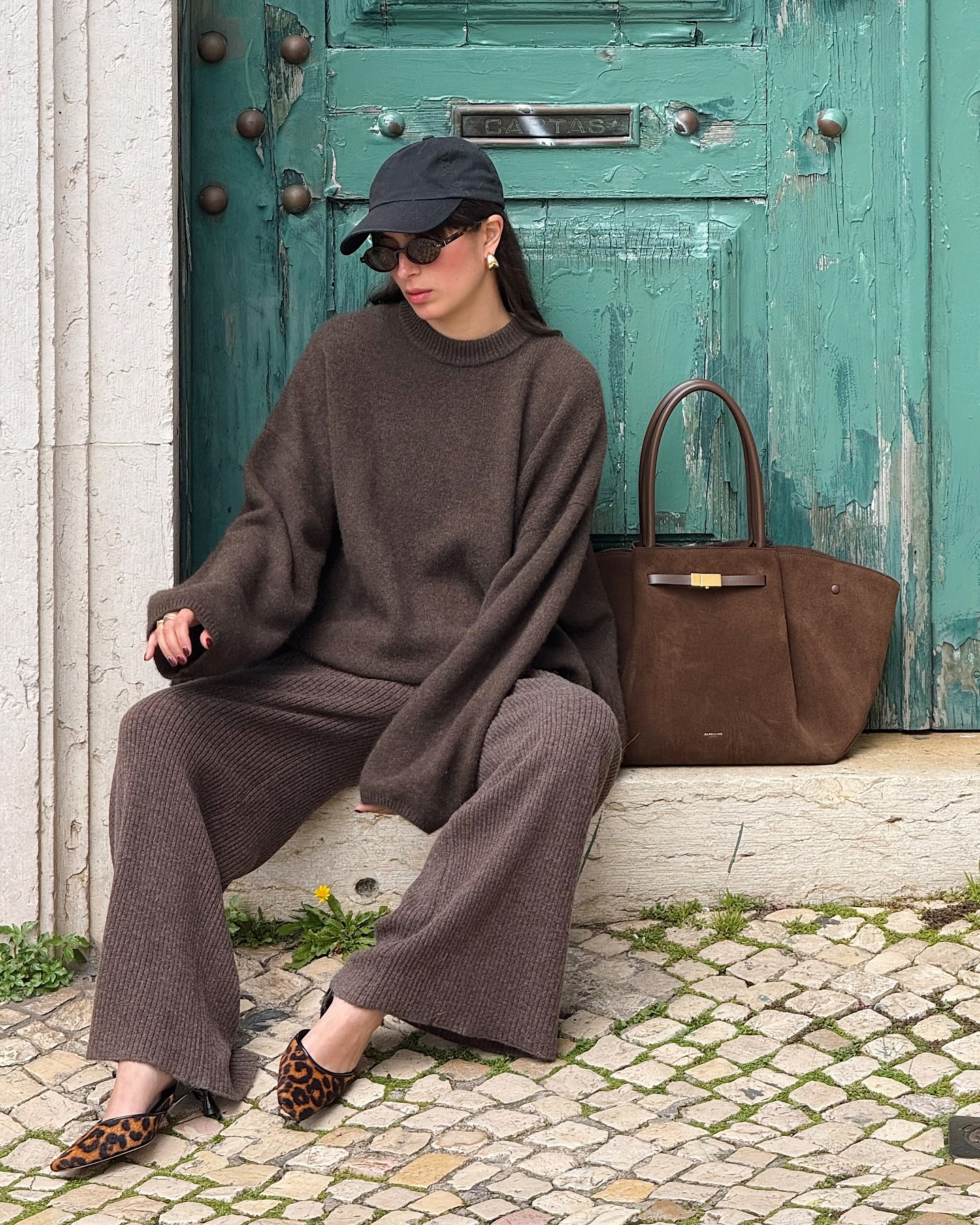 Chic French women with autumnal accessories