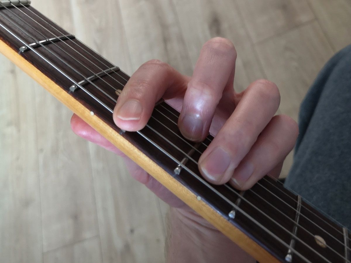 How to play the G chord on guitar