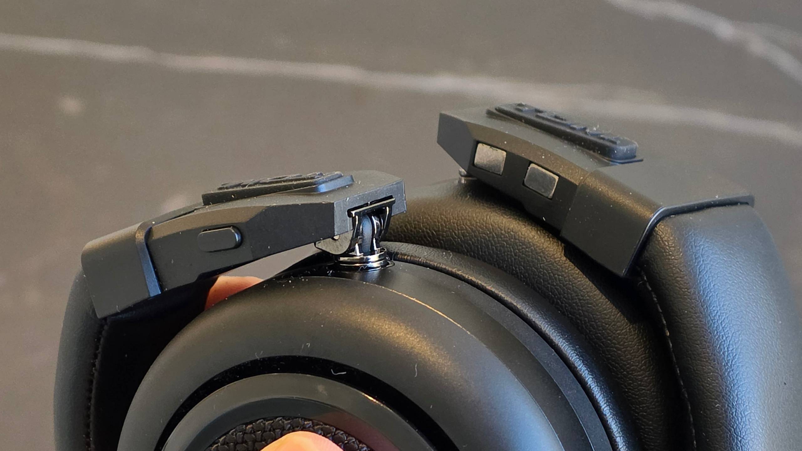 The TDM Neo's magnetic clasp.