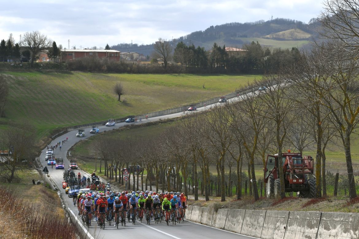 Dropped riders try to chase back on
