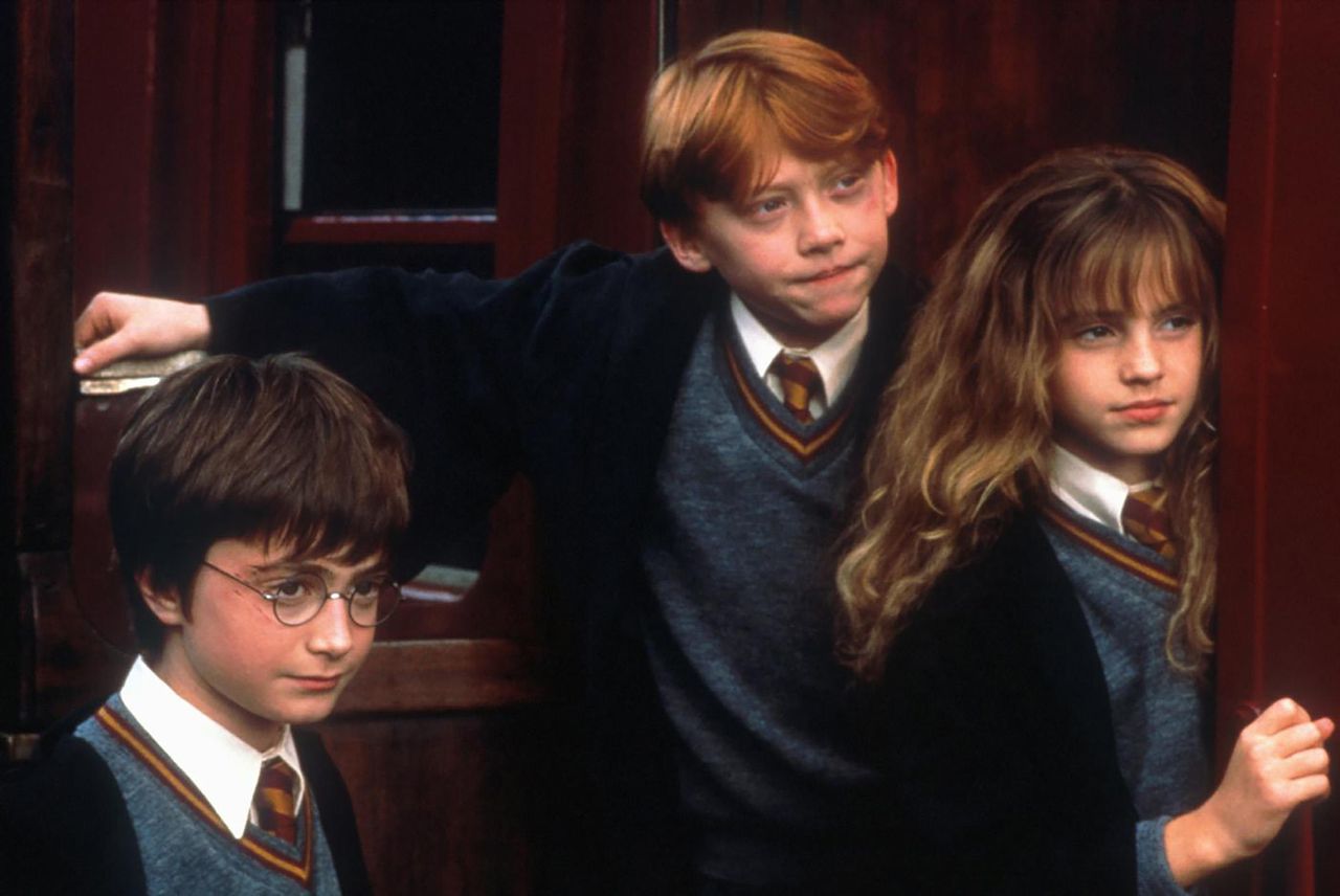 Daniel Radcliffe, Rupert Grin, Emma Watson Harry (Daniel Radcliffe), Ron (Rupert Grin) und Hermine (Emma Watson). *** Local Caption *** 2001, 2001, Film, Harry Potter And The Sorcerer&#039;s Stone