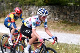 Swinkels aggressive but polka-dot jersey slips away on final day at La Vuelta Femenina