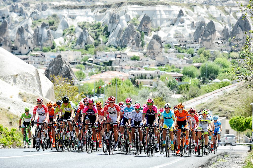 The peloton climbs during stage 2 at the Tor of Turkey.