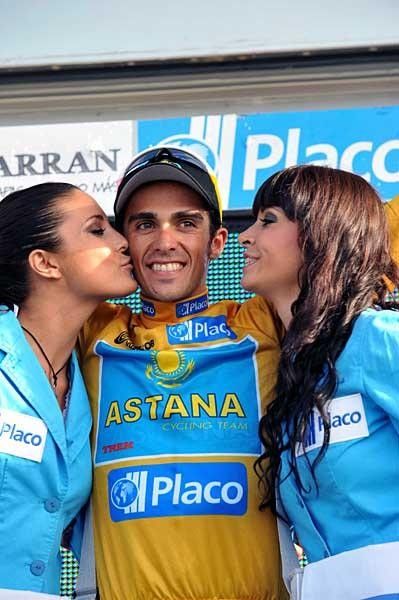 More kisses for Alberto Contador ahead of the final stage into Madrid