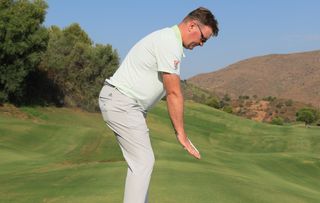 How to swing a golf club - posture