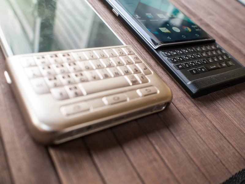 BlackBerry Priv vs Samsung Keyboard Case