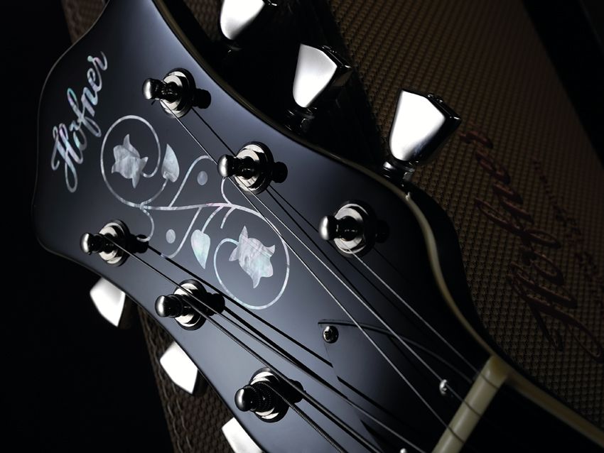 The headstock seems suitably old-fashioned.