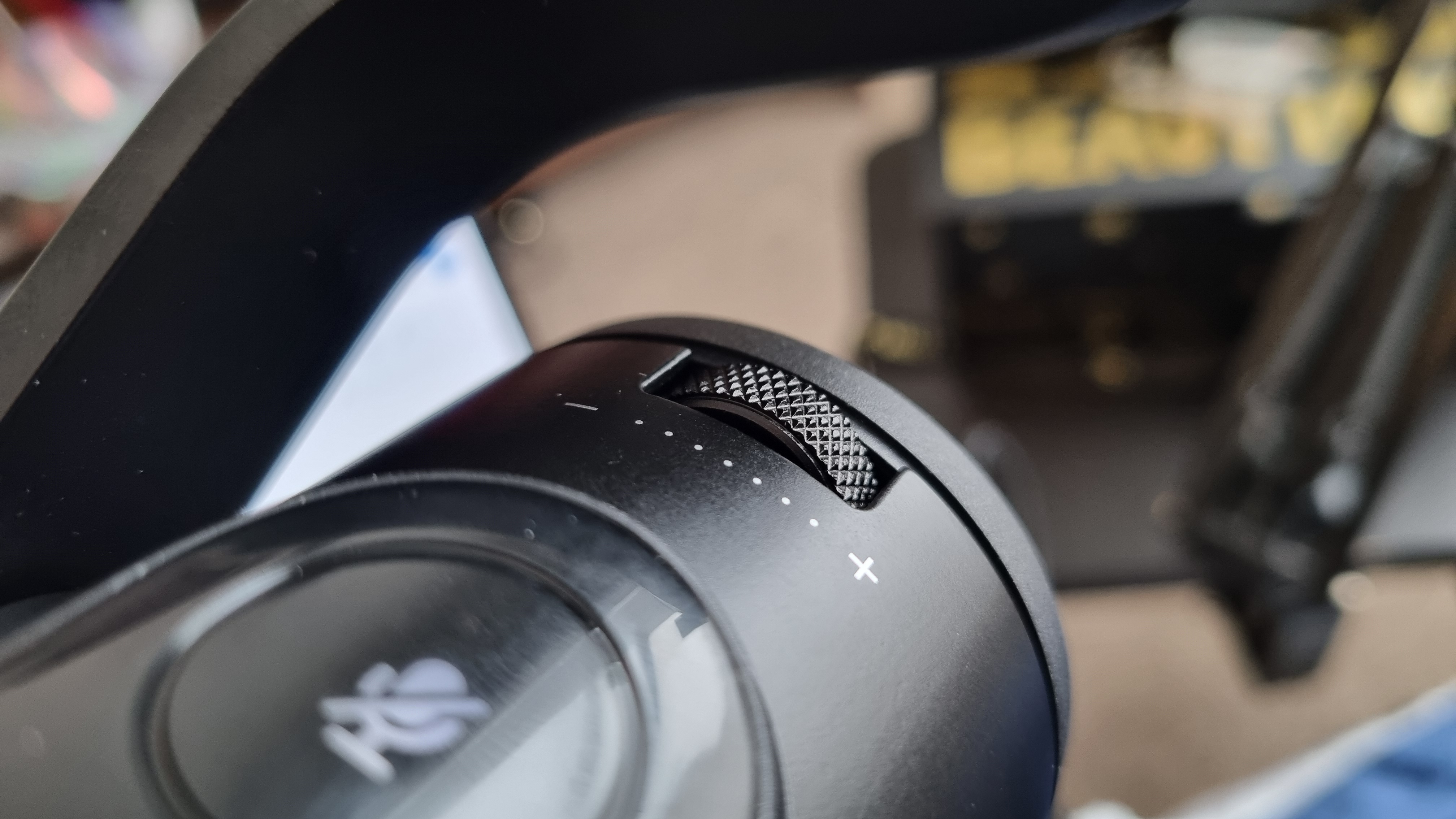 The rear volume dial of the HyperX FlipCast gaming microphone
