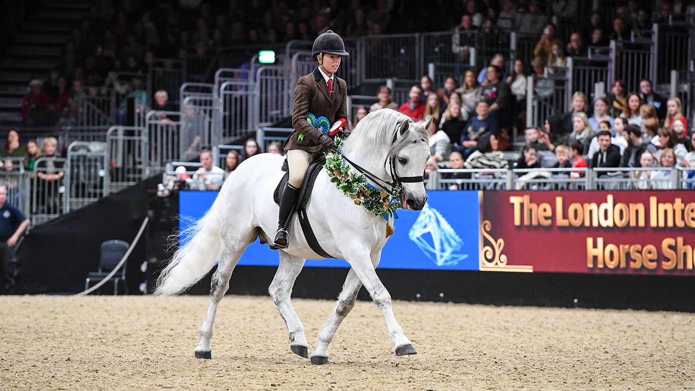 Amanda Sharman's Castle Kestrel lifts the 2022 BSPS Heritage M&amp;amp;M ridden supreme