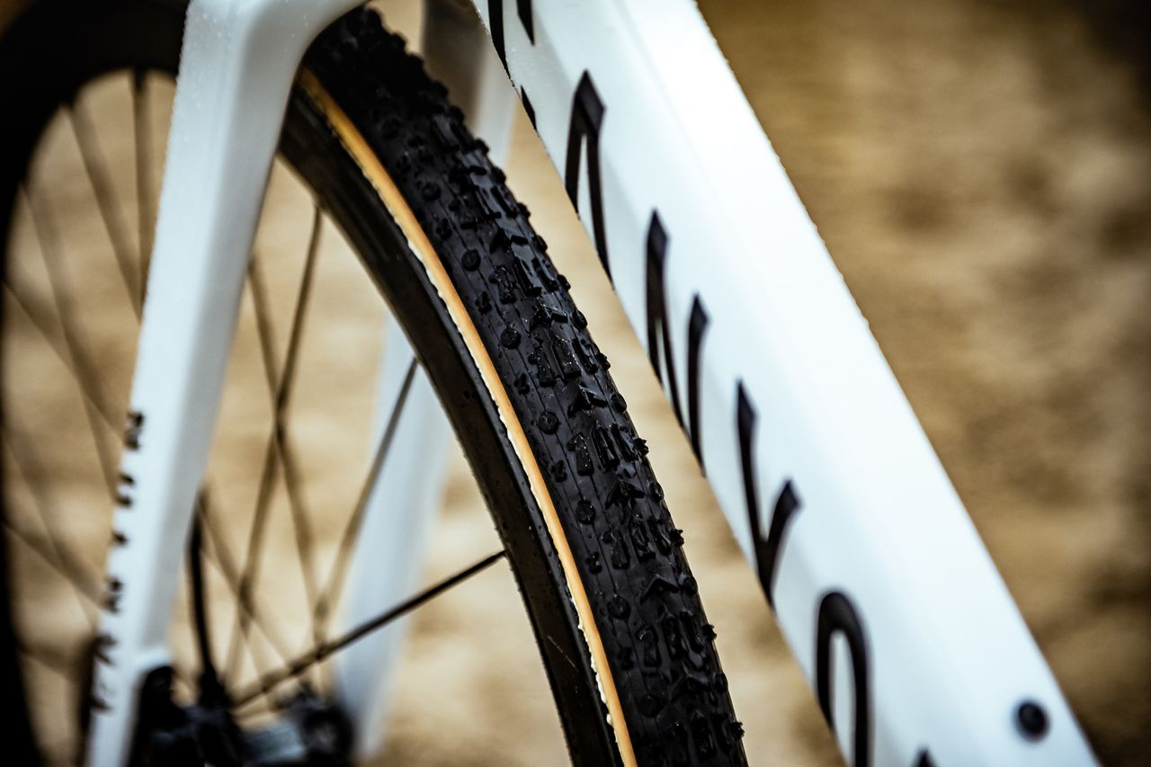 Ceylin del Carmen Alvarado's Canyon Inflite CF SLX cyclo cross bike