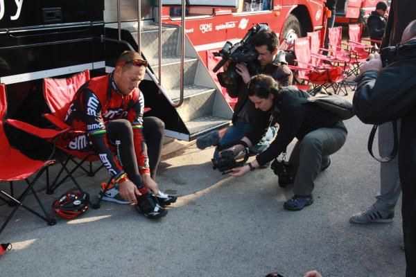 Thor Hushovd (BMC) makes some last-minute adjustments.