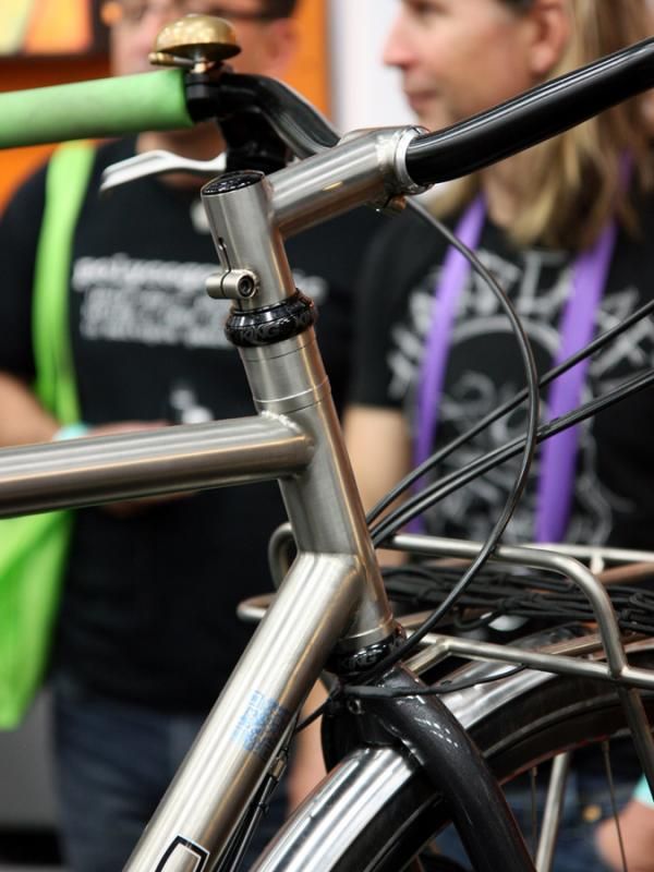 The front end of this Vertigo townie gets a lift courtesy of a head tube extension and a tall stem.