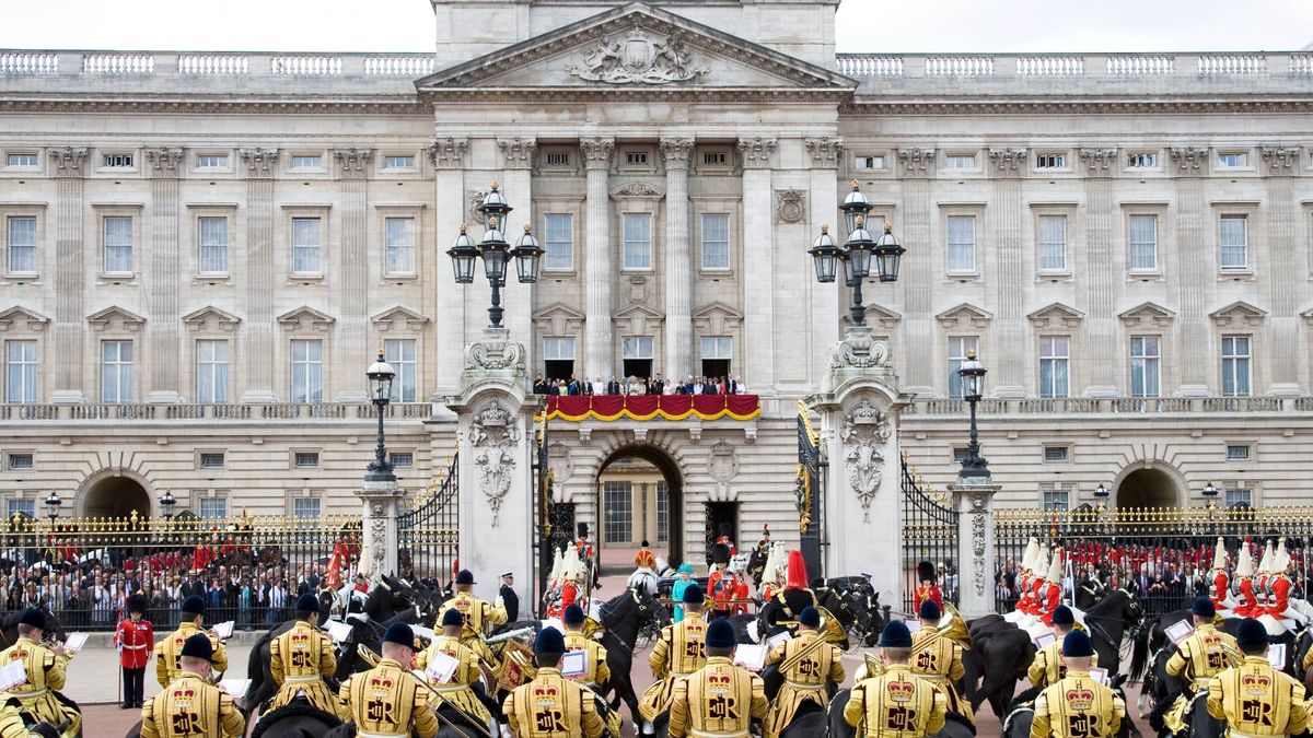 Both Buckingham Palace and Windsor Castle Remain Empty in the Wake of ...