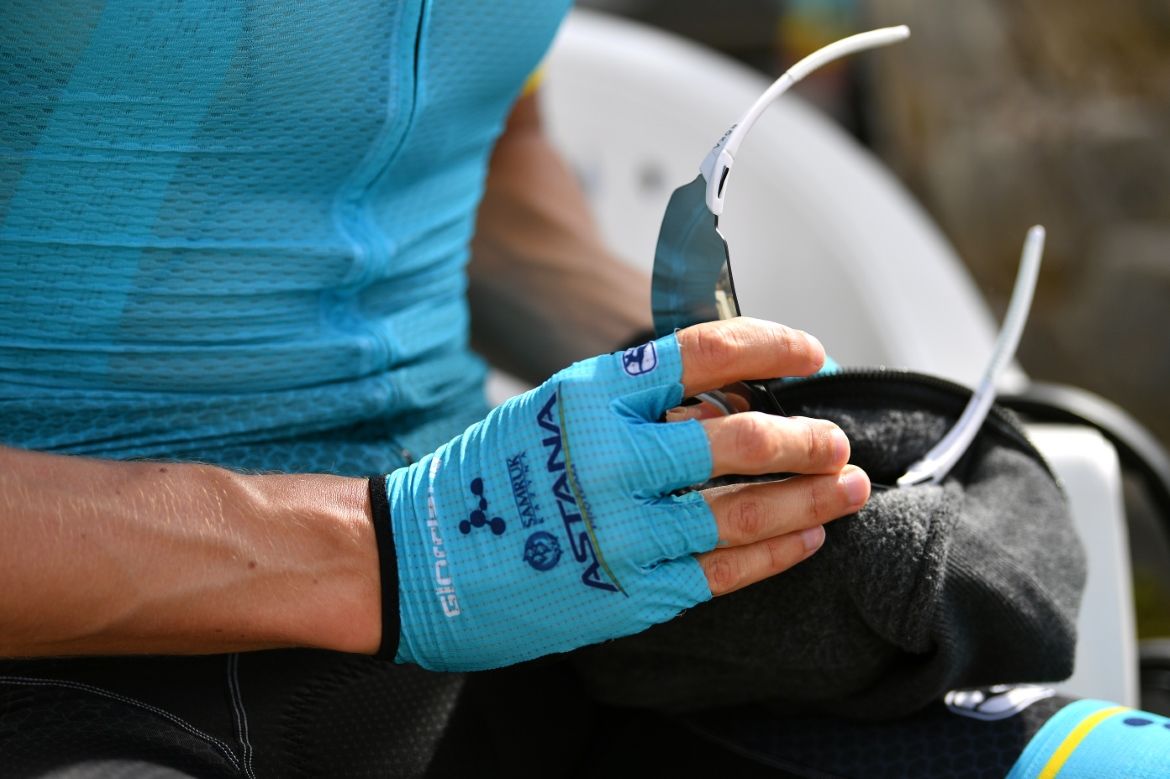 A quick clean of the glasses before the start of the stage