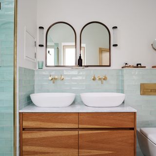 Bathroom laneside house with double sink and mirror