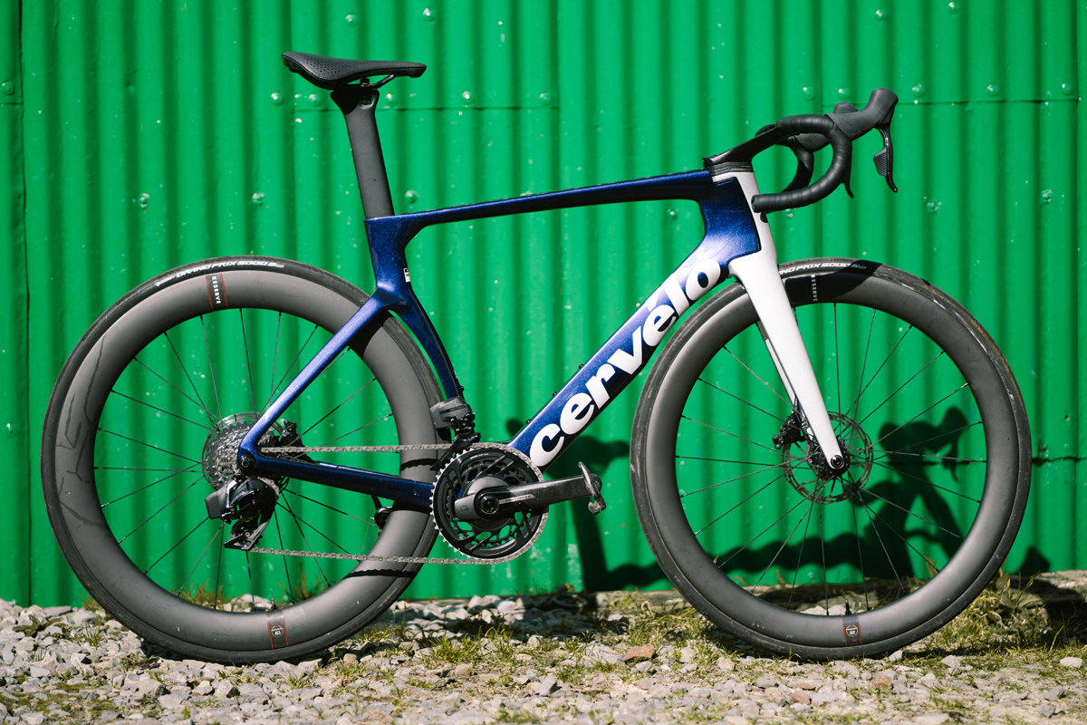 Cervélo S5 against a green wall