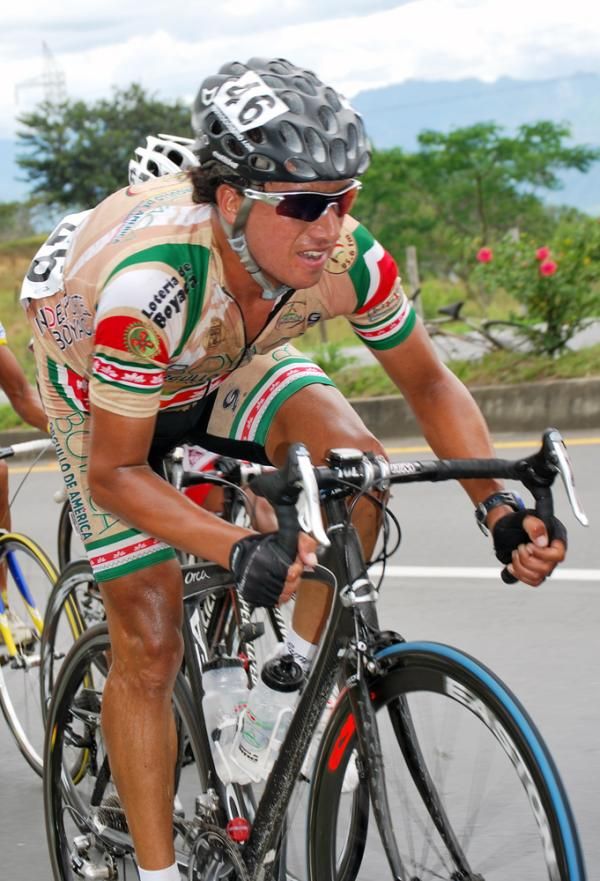 Mauricio Casas (Boyaca Orgullo de America) races along in the drops