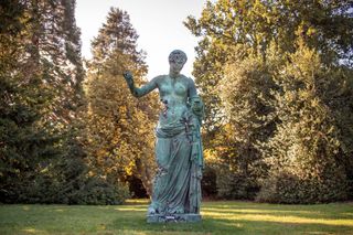 sculpture of Venus of Arles