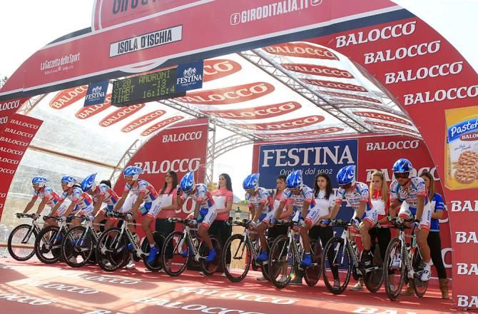 Team Androni Giocattoli at the start