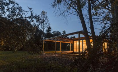 Casa de Madera is an experimental wooden home located near Buenos Aires 