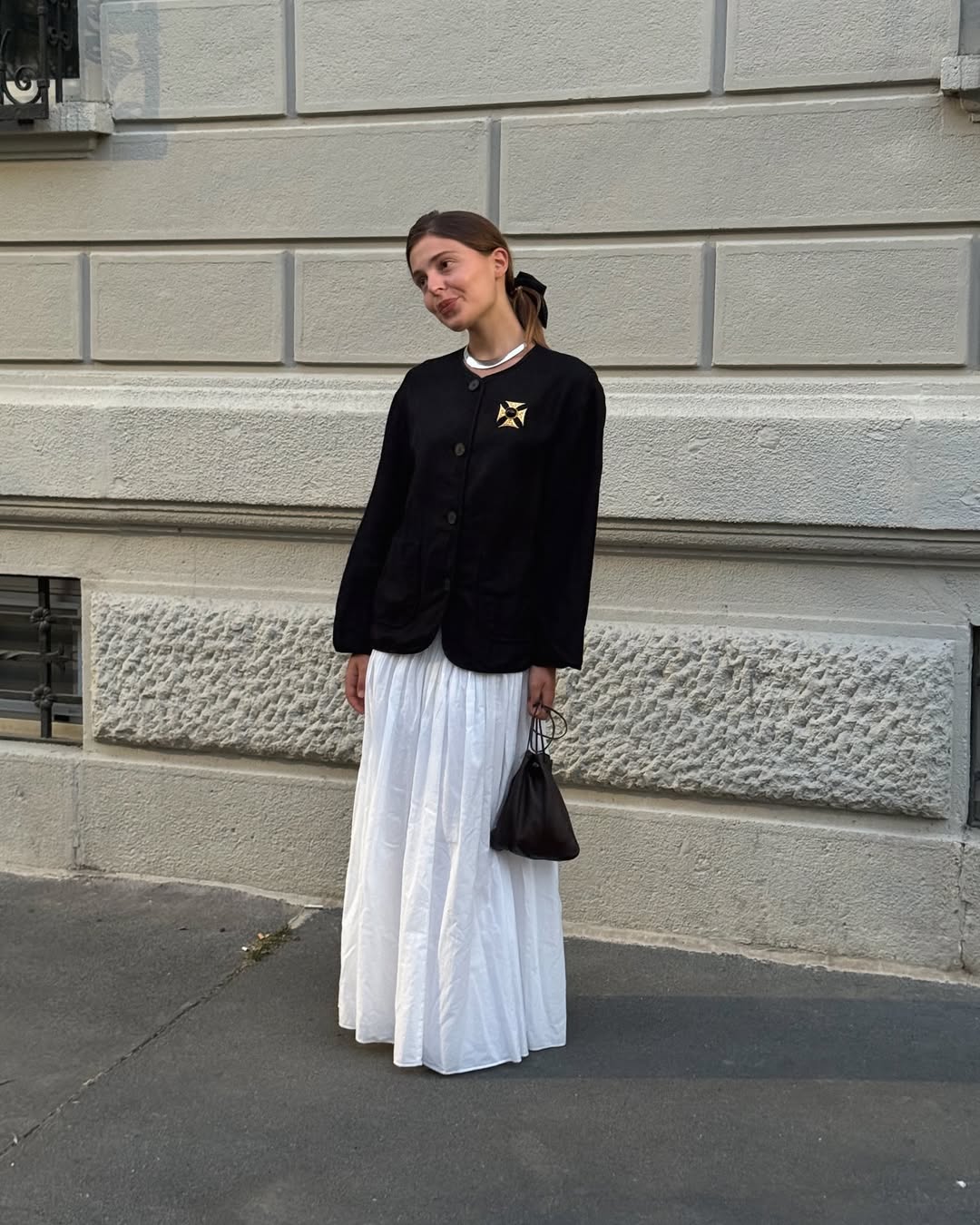 Woman wearing the pouch handbag trend.