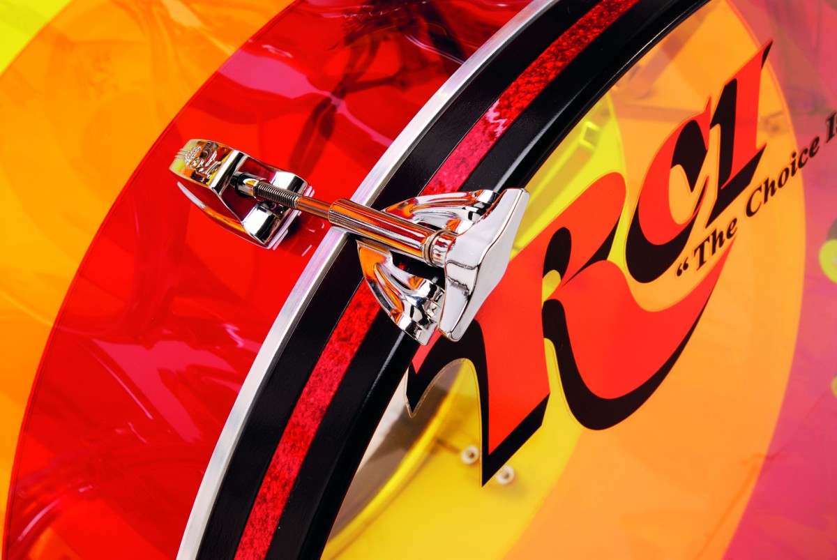 Wood bass drum hoops are inlaid with glitter wrap. Something else that mimics the original Vistalite pattern
