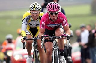 Mark Cavendish (T-Mobile) leads Alexander Serov (Tinkoff Credit Systems)