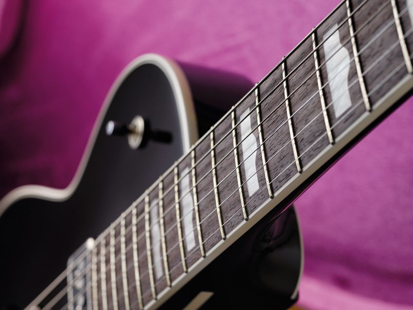 The 'hump block' inlays, as featured on George's original '57 Duo Jet.