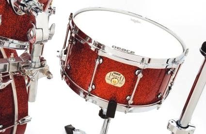 The snare&acute;s dimensions make it a positive sounding drum, and it cracks with authority across the bass drum