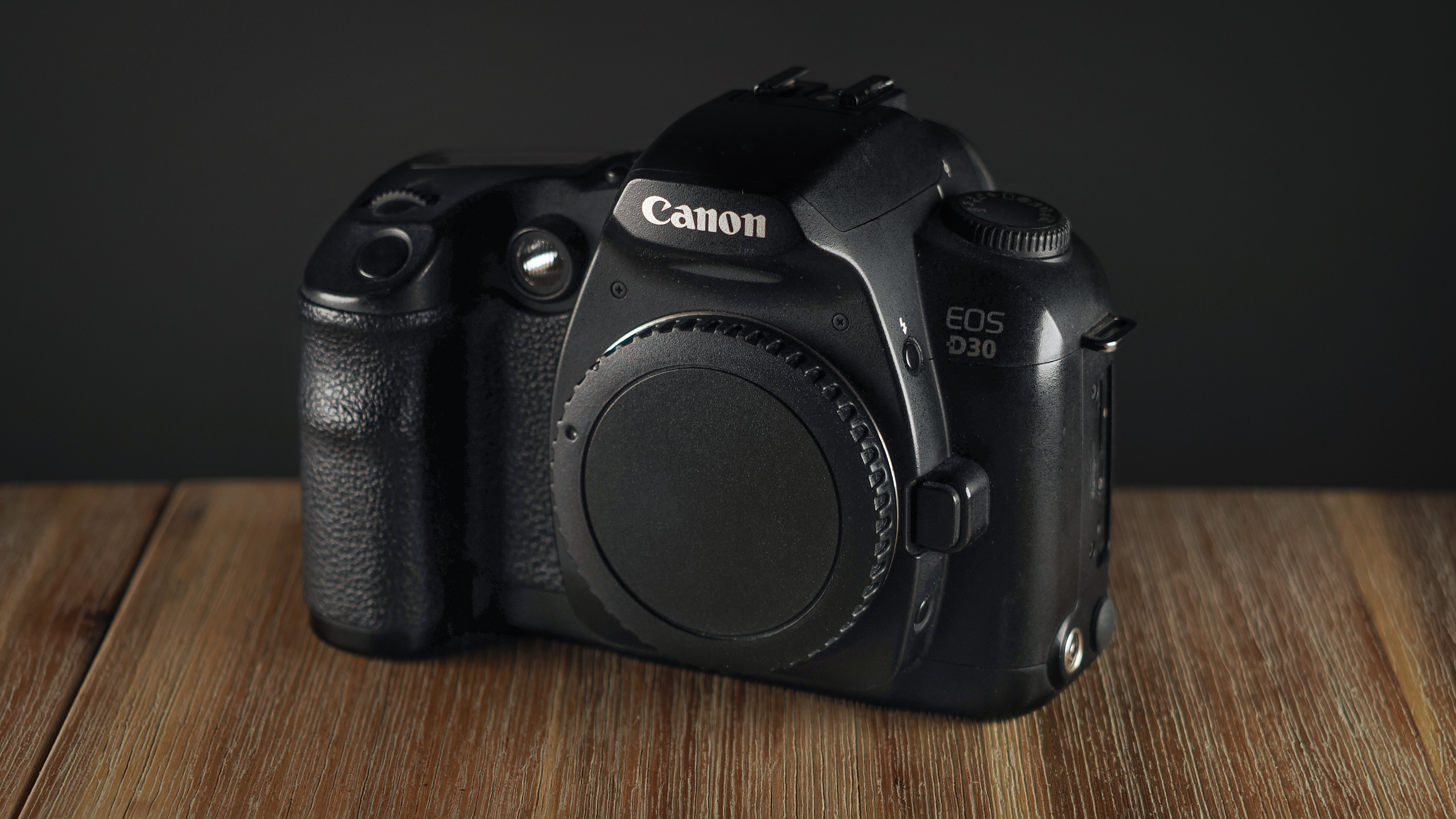 Canon EOS D30 on a wooden surface