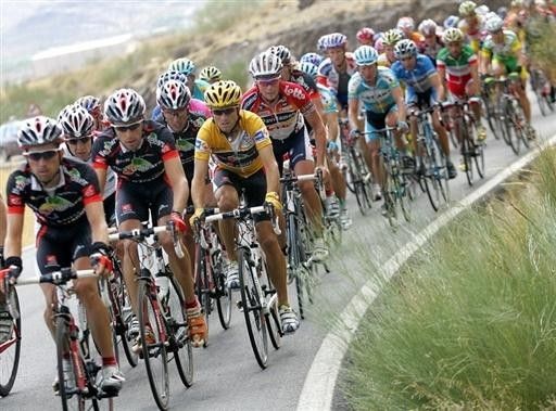 Caisse d'Epargne leading the bunch during stage 16