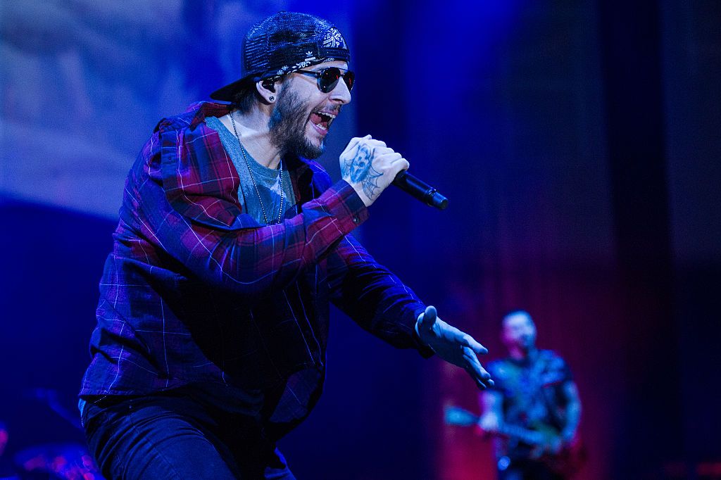 A picture of M Shadows performing live with Avenged Sevenfold