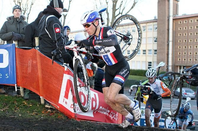 Jeremy Powers runs with his bike at the Roubaix 'cross World Cup