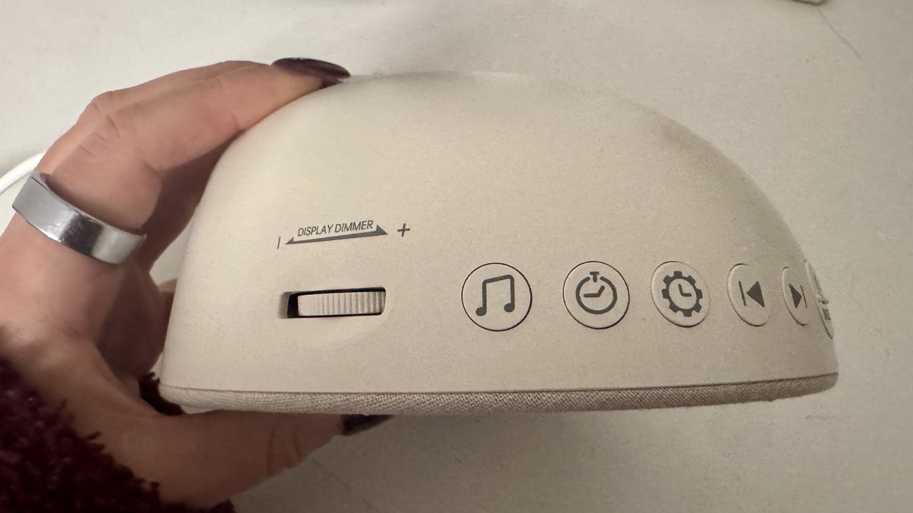 Our sleep tech reviewer testing the Dreamegg sunrise alarm clock