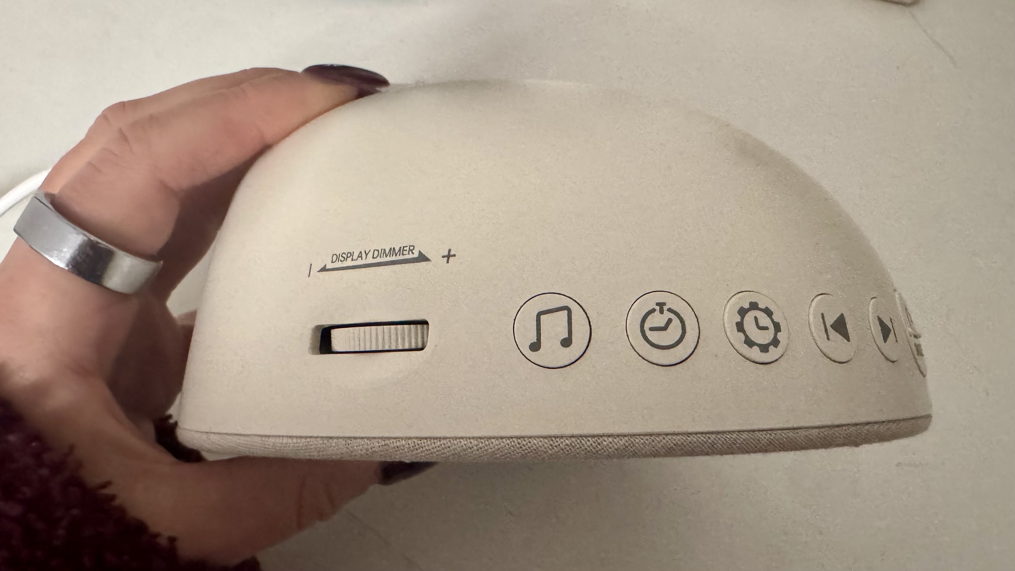 Our sleep tech reviewer testing the Dreamegg sunrise alarm clock 