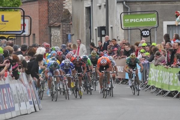 Casper pushes to the front with 100m to go