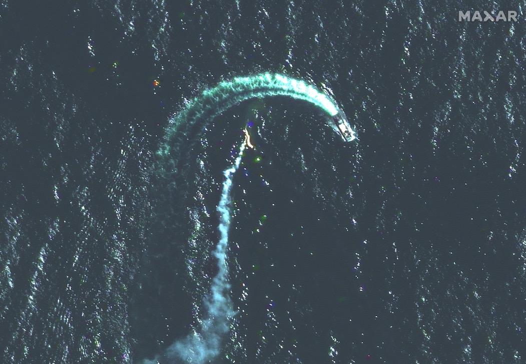 Esta imagem, capturada em 12 de maio de 2022 pelo satélite GeoEye-1 da Maxar Technologies, mostra uma embarcação de desembarque russa da classe Serna e um provável rastro de um míssil ucraniano na costa da Ilha Snake.
