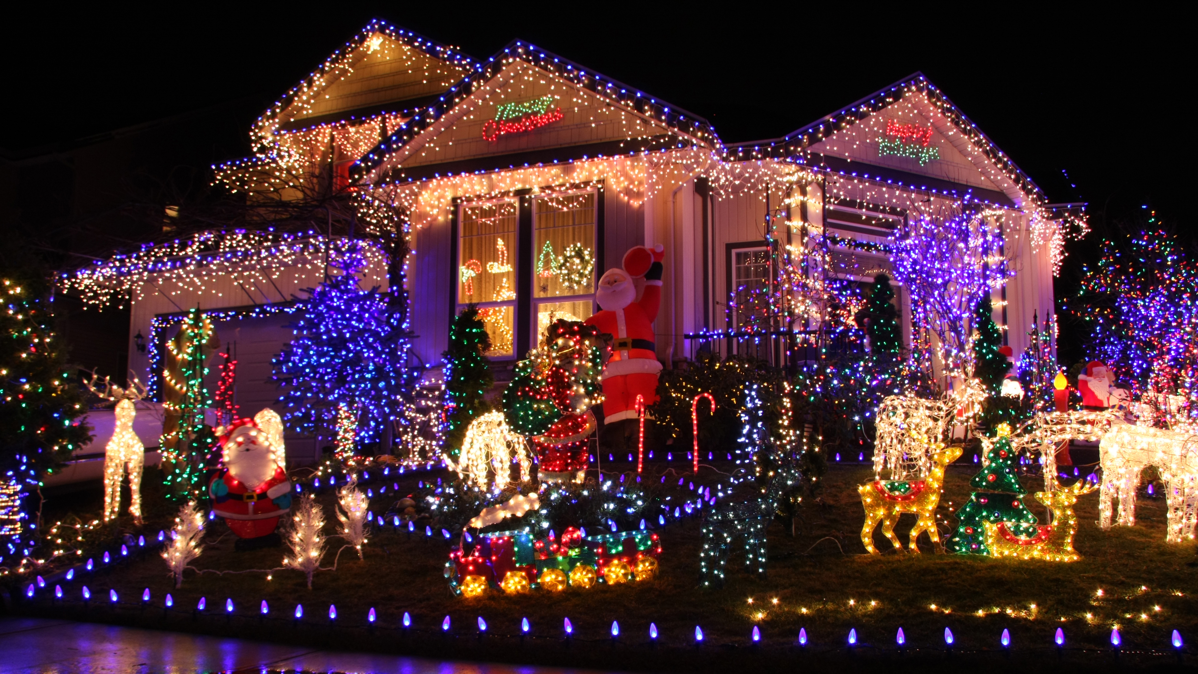 Дом, покрытый рождественской иллюминацией