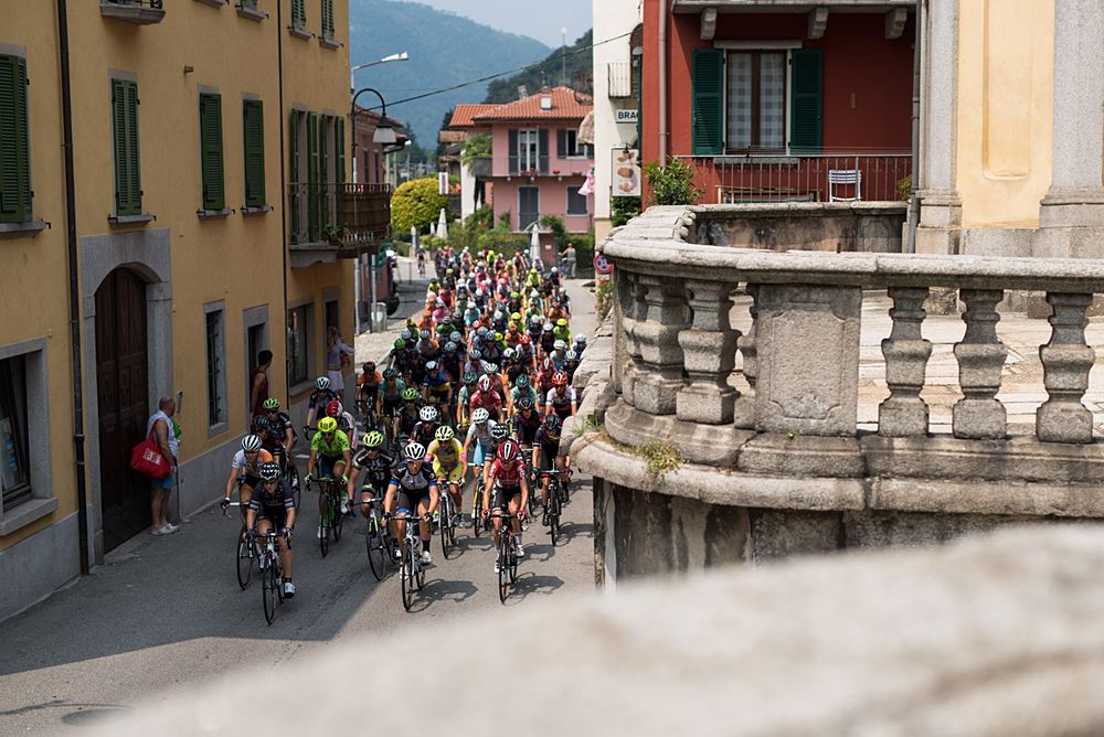 Peloton weave through the narrow streets on the first of three laps at the final stage of the Giro Rosa 2016