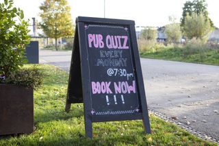 Pub quiz advertised on an A-board next to a pedestrian walkway