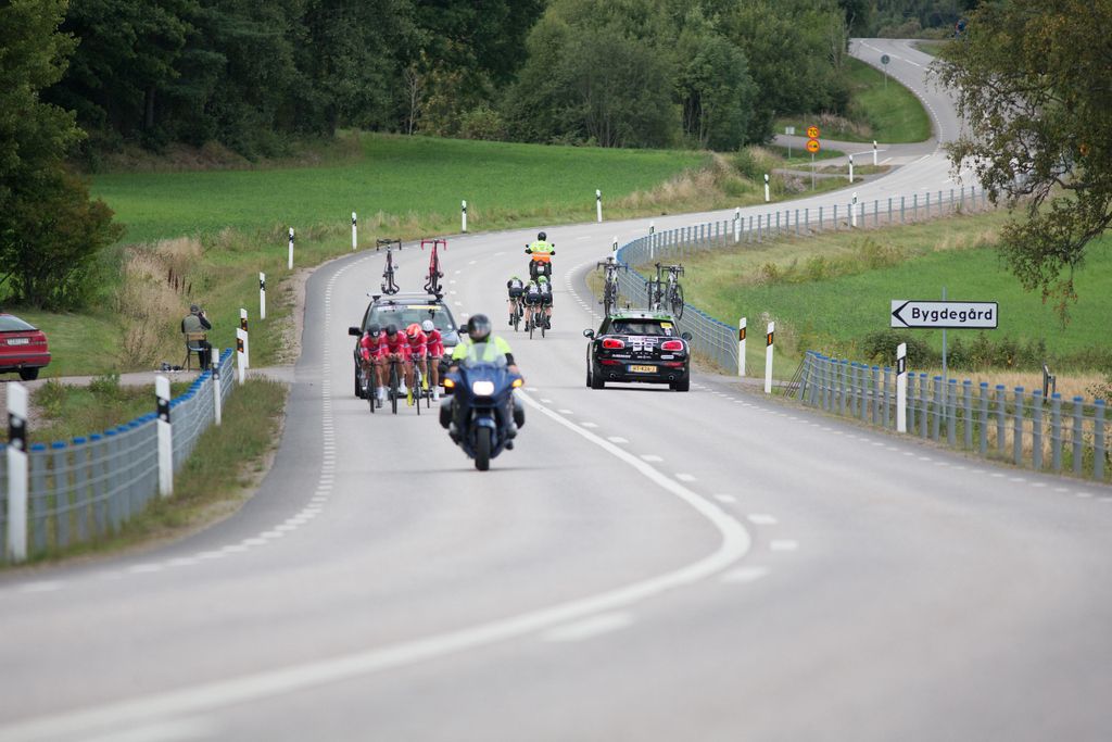 Team Liv-Plantur and the Norway team pass each other on course