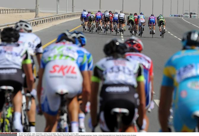 Echelons on the highway in the 2011 Tour of Qatar