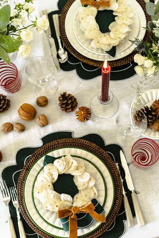 A pretty and natural Christmas table setting