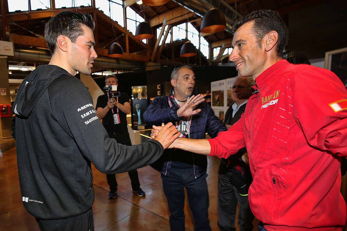 Tom Dumoulin and Vincenzo Nibali embrace ahead of the Giro