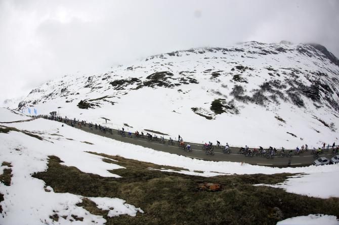Epic early scenes at the Giro d'Italia on stage 16