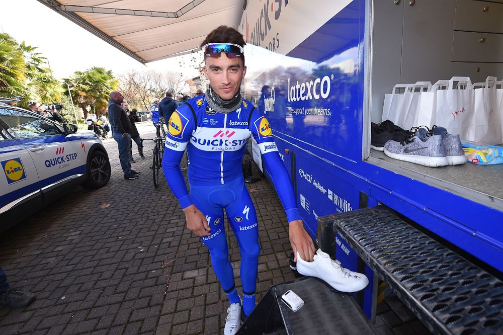 Julian Alaphilippe changes his footwear