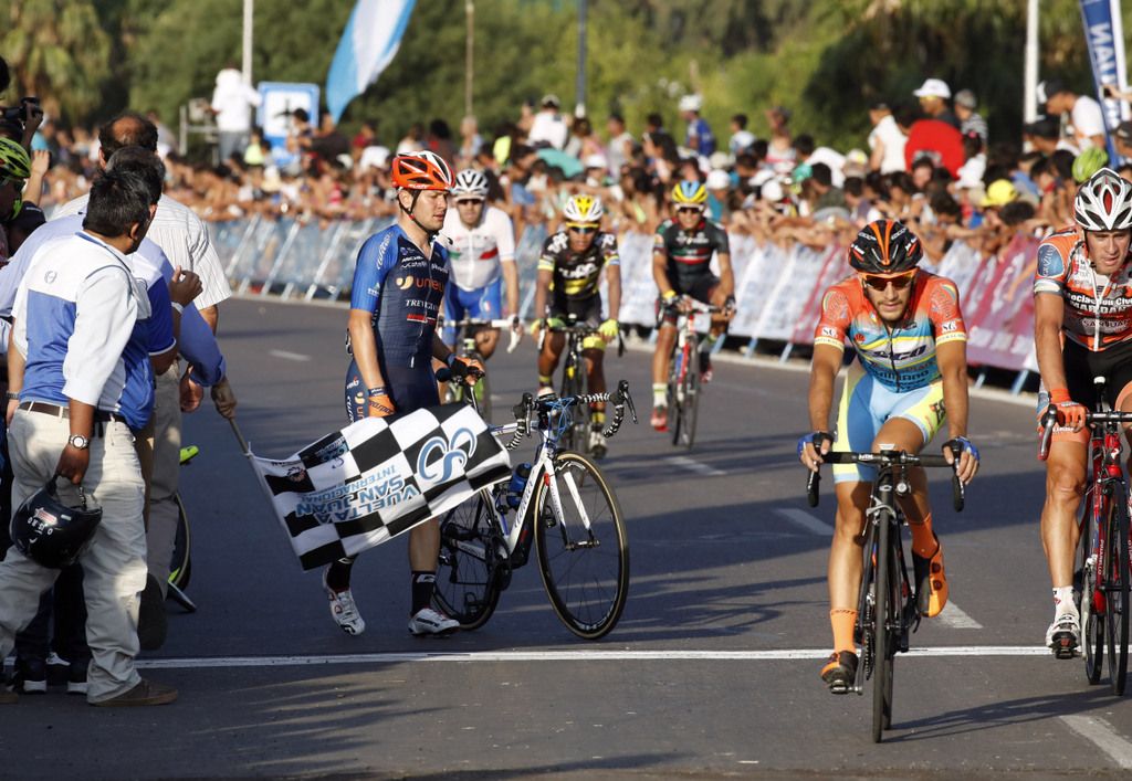 Riders coming from everywhere to finish the stage