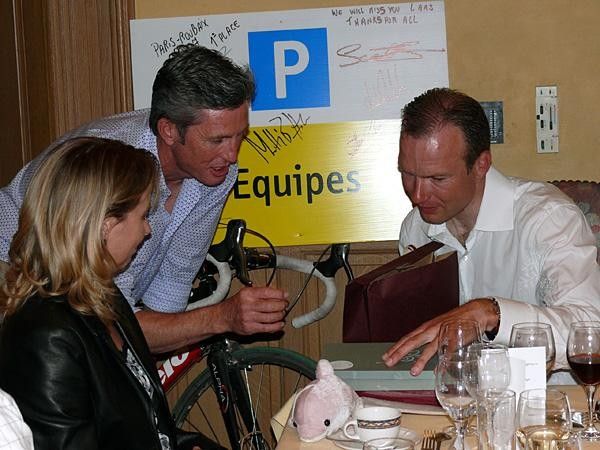 Sunderland handed Michaelsen a beautiful gift from the team's riders and staff.