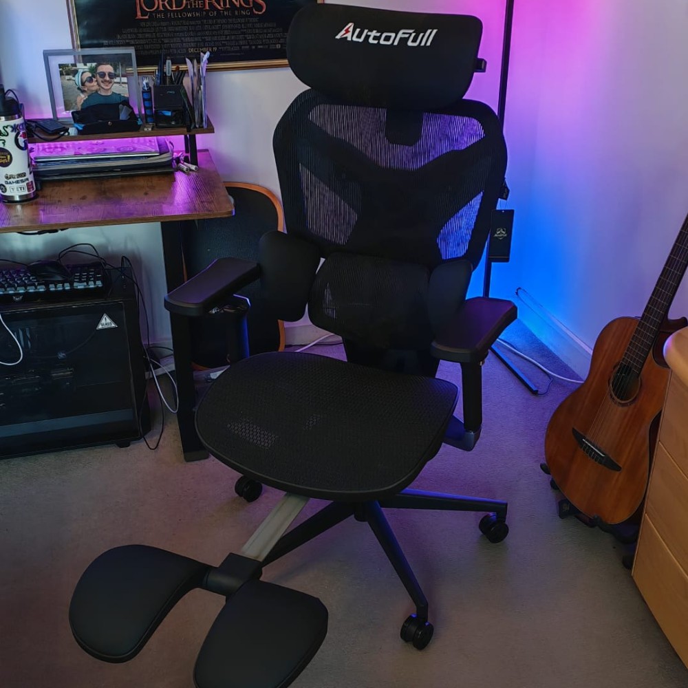 Autofull G7 gaming chair in a desk setup