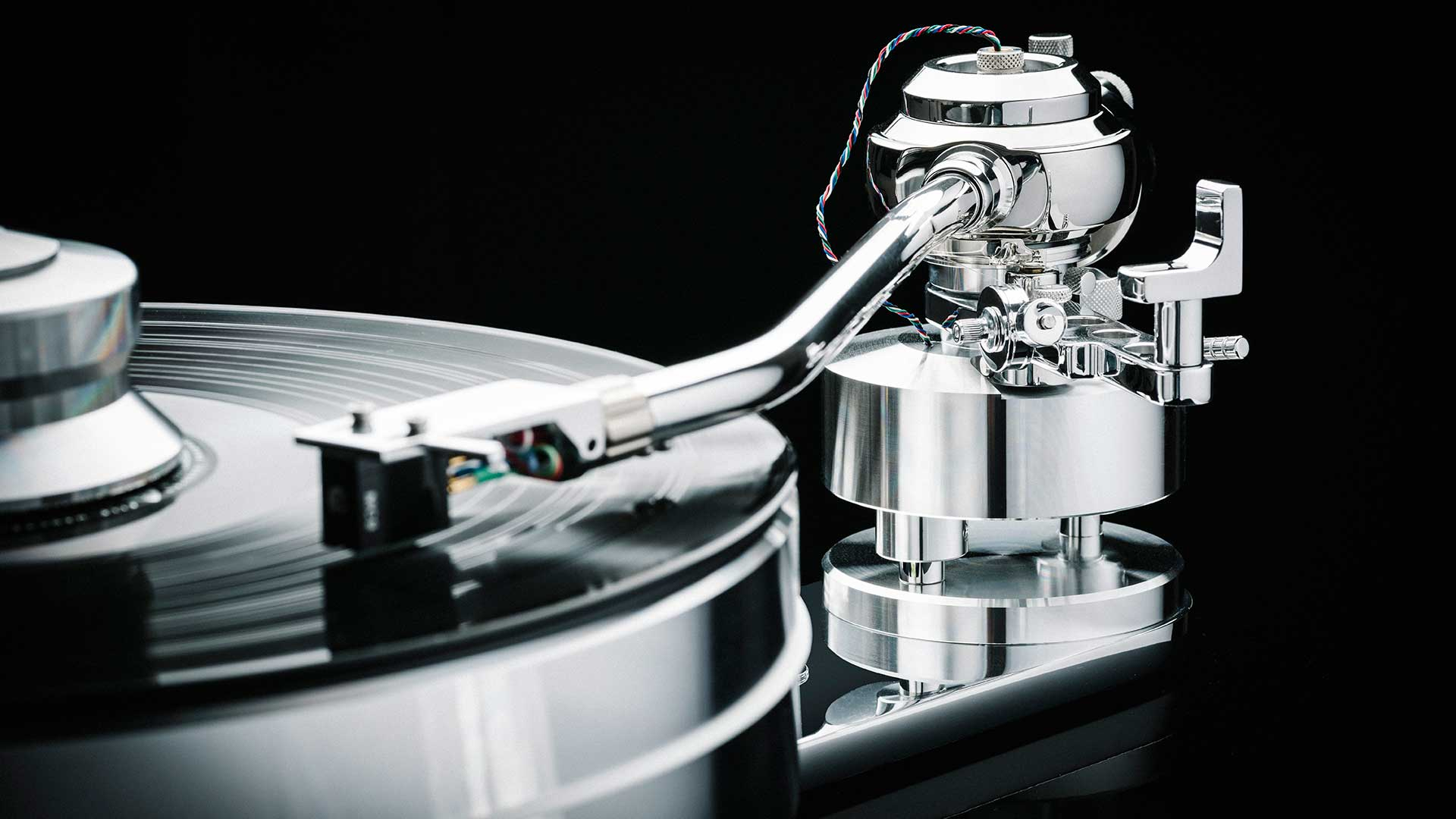 Новый проигрыватель Signature 12.2 от Pro-Ject стоимостью 15 тысяч долларов — это массивная модель высокого класса.